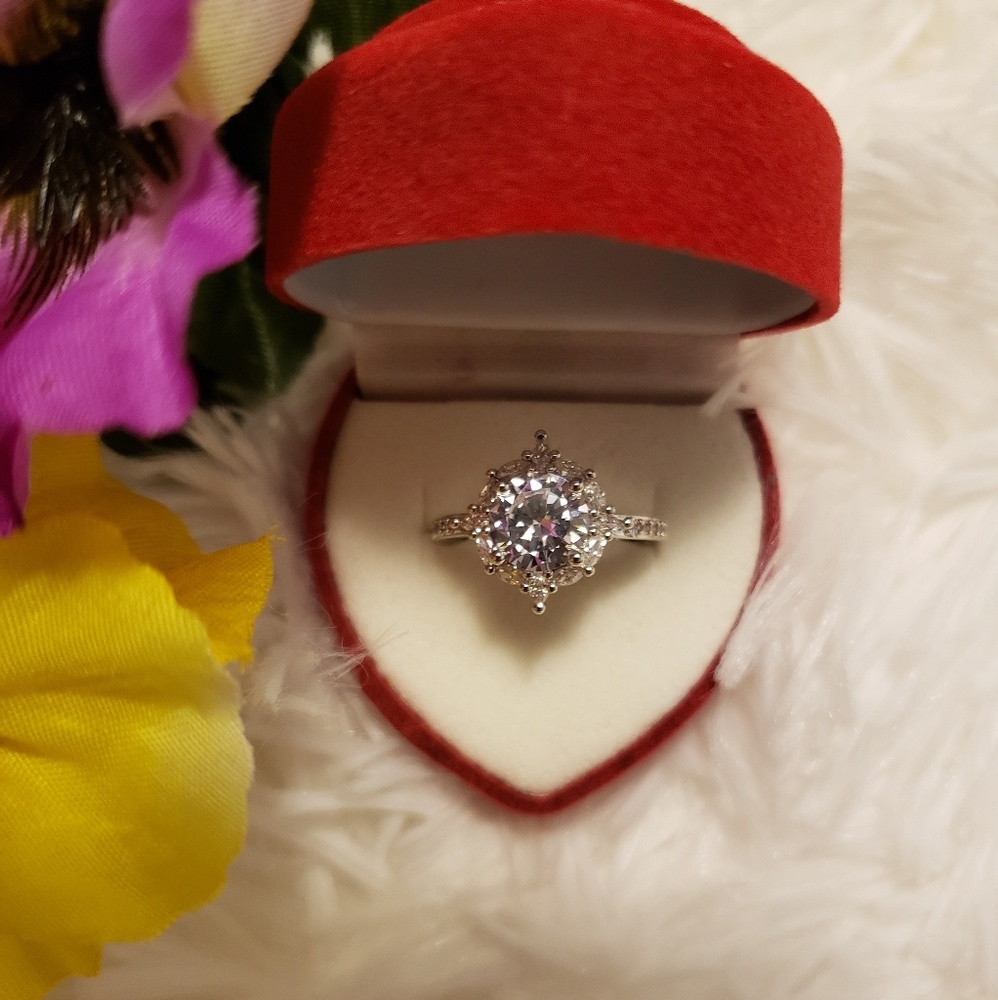Womens Solitaire Ring - Picture 5 of 8